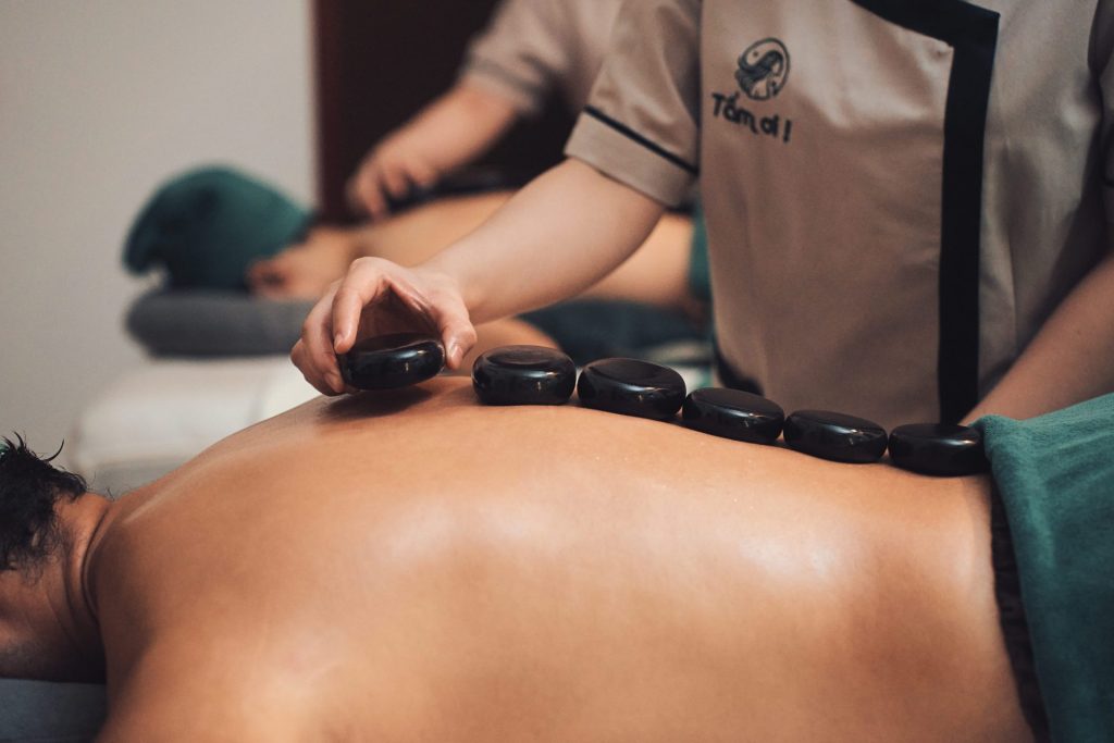 massage tại spa được thực hiện bởi kỹ thuật viên được đào tạo bài bản