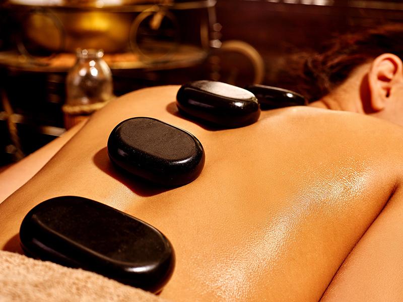 Phương pháp massage đá nóng giúp giãn cơ sâu
