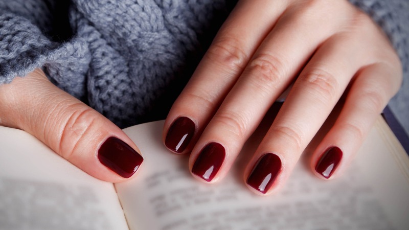 Sơn gel nhiều màu và đèn LED hơ móng