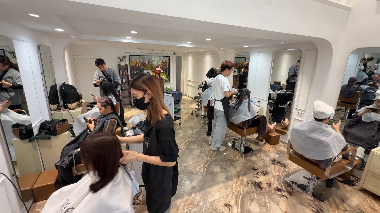 Zero Hair Lounge: Trendy, mạnh về màu, gần biển