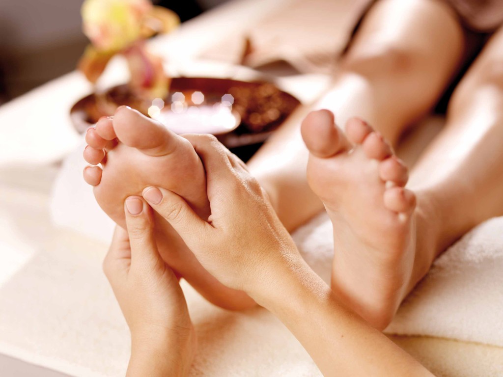 tự massage foot tại nhà kỹ thuật xoa bóp bấm huyệt chân đơn giản hiệu quả