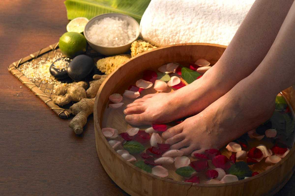 ngâm chân thảo dược bước đầu tiên quy trình massage foot spa chuyên nghiệp TPHCM