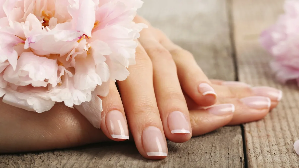 Bàn tay với bộ móng sơn gel được chăm sóc đúng cách